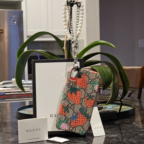 Gucci 🍓 Case w/Wristlet & Card Case added NEW - Picture 1 of 15